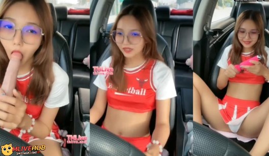 คลิปหลุดMlive น้องการ์ตี้ ช่วยตัวเองบนรถ ขับรถไลฟ์สดอยากเปลี่ยนบรรยากาศชวนมาดูไลฟ์เอ้าท์ดอร์หาที่ข้างนอกคนไม่เยอะ นั่งดูดควยปลอมบนรถนั่งแหกขาโชว์หีเอาดิลโด้ขยี้เม็ดแตดช่วยตัวเองเสียวๆหีแฉะ