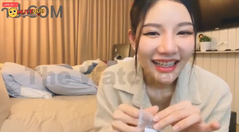 ไลฟ์สดโชว์เสียว น้องลูกหว้า Mlive นางแบบสาวไทยคนดังขวัญใจหนุ่มไทย ไลฟ์สดมาในลุคเสื้อดำชุดตาข่ายสุดยั่วควย โพสท่าเสียวเต้นร่อนเอวโชว์กลางไลฟ์ น่าเย็ดจัด